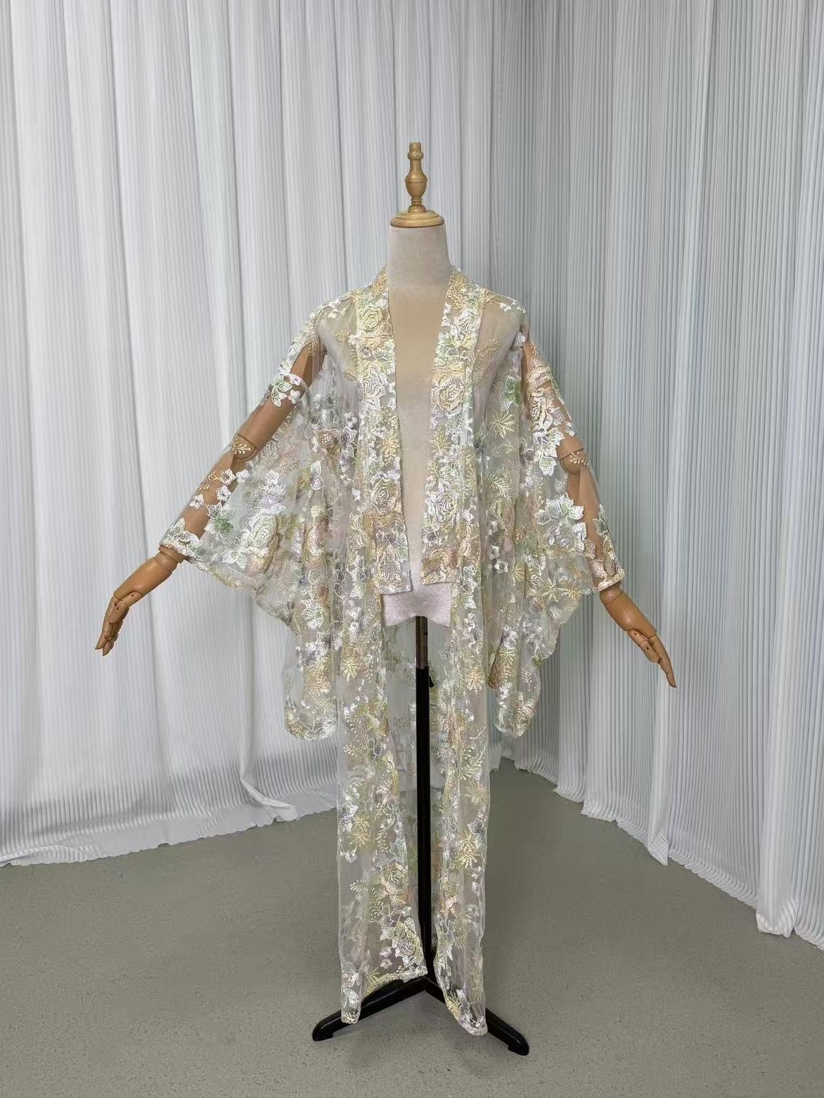 人気上昇！ 花柄のモチーフ刺繍が美しく ロングスリーブ 揺らめく裾 コート 绮丽な 花嫁