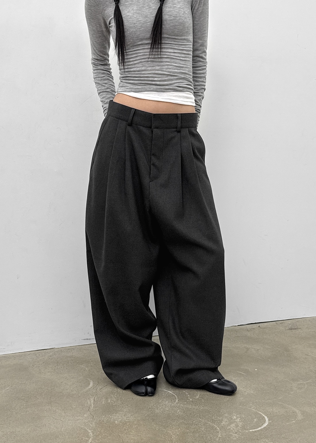 (UNISEX) Carlat ピンタック ウール バルーン スラックス