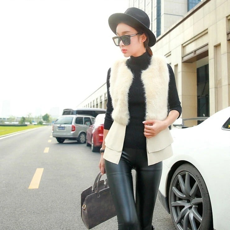 トップス レディース ベスト ジャケット クロップド ショート丈 袖なし ノースリ ノースリーブ 襟なし モコモコ もこもこ ふわふわ 前開き ファー 厚手 かわいい 大人可愛い きれいめ シンプル