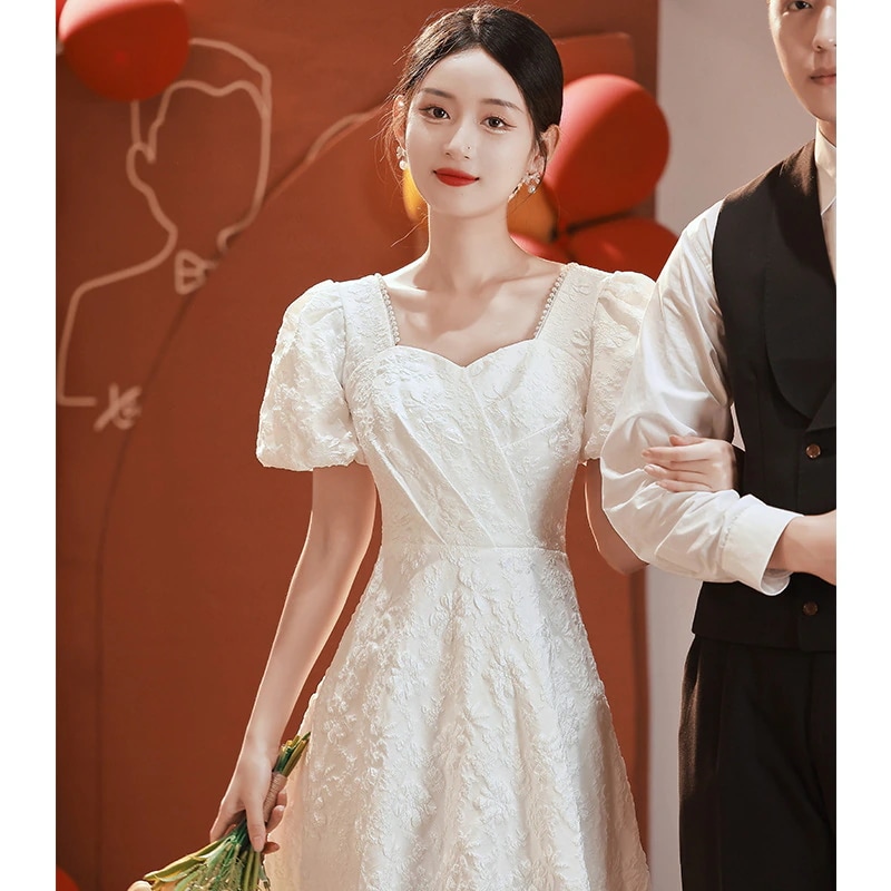 ドレスを受け取る女性婚約白色宴会気質方領シンプル普段はドレスを着ることができる
