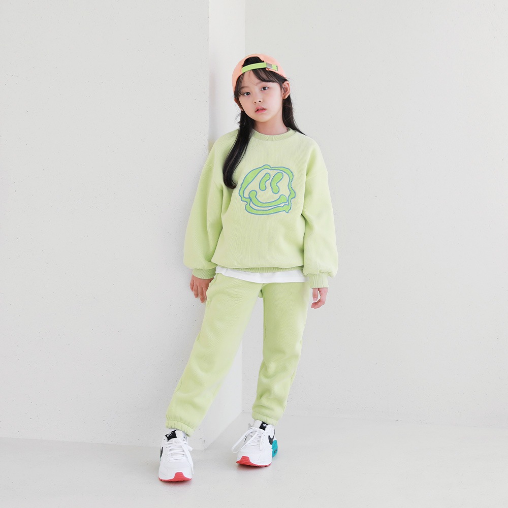 筆で描いたようにスマイル模様の刺繍が可愛い上下セット