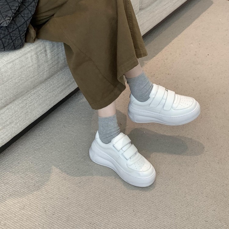 女性のための濃厚なソースベルクロホワイトシューズ2024秋新しい高値のカジュアルスポンジケーキスニーカーオールマッチボードシューズ
