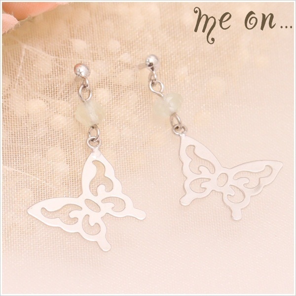 me on... K10ホワイトゴールド淡い光を放つプレナイトの輝きを求め舞う大きく羽を広げた繊細なデザインの蝶々バタフライモチーフピアス お届けまで２３週間程度羽を大きく広げ空高く舞ピアス