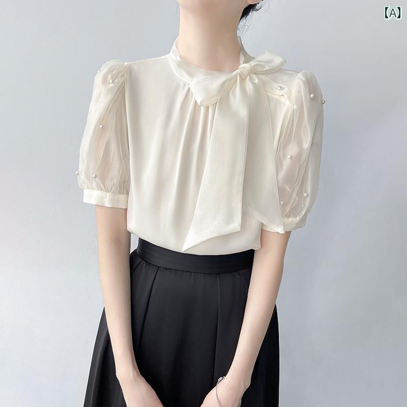 レディース シャツ シフォンブラウス 五分袖 半袖 夏 透け感 リボンタイ パフスリーブ／パール風ビーズ装飾 白 韓国風 立ち襟 シルキーオーガンジー 大人かわいい エレガント 上品