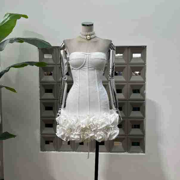 白い包帯は胸の魚の骨を拭いて身を修めますギャルのワンピースは超短い花のスカートが優雅です