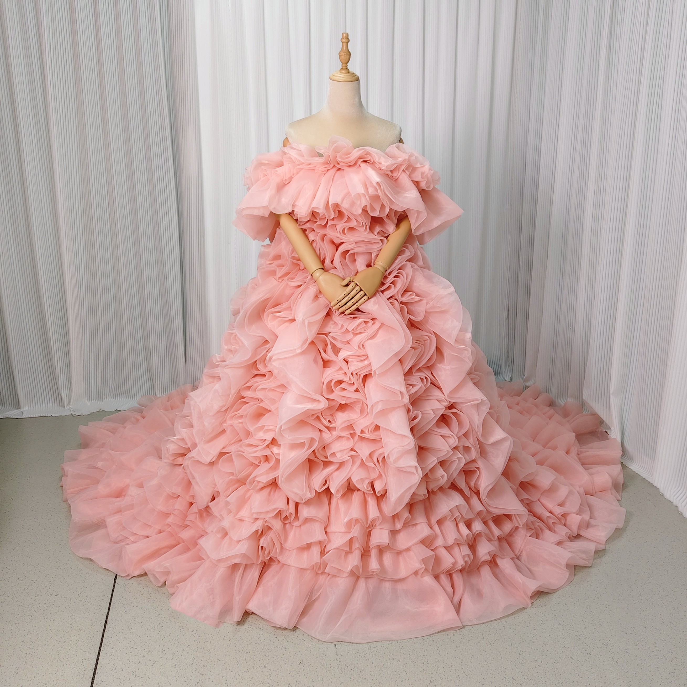 カラードレス ピンク 上質オーガンジー オフショルダー ラッフルフリル ハンドドレープ 華やかなトレーン 可愛い 目立つ 披露宴/結婚式