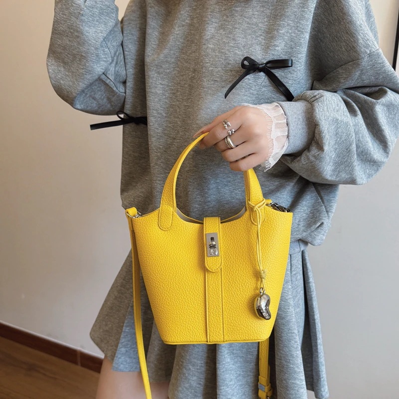 【超お得1つ買うと10個もらえる】メガ割ショルダーバッグ 女性の夏の新しいファッションクロスボディハンドバッグバケットバッグ