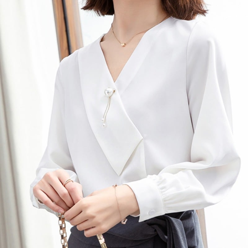 シャツ ブラウス レディース 長袖 Vネック 肌みせ パール かわいい 大人可愛い きれいめ シンプル カジュアル 無地 春 秋 ママ 学生 デート お出かけ イベント ホワイト ピンク トップス