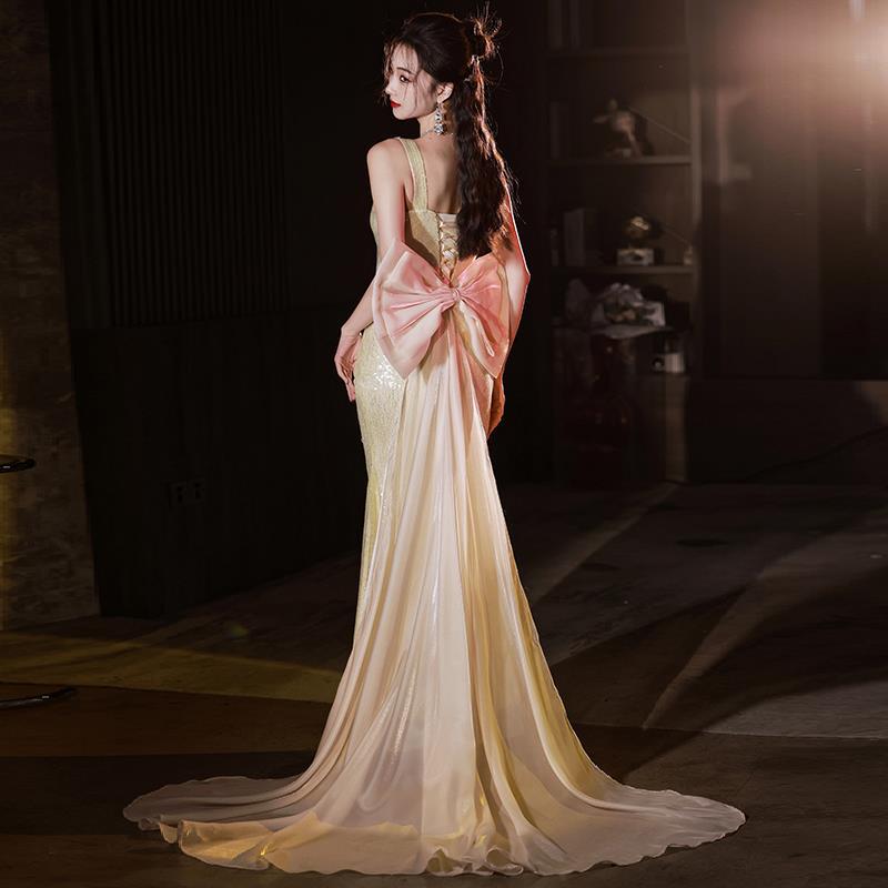 サスペンダーフィッシュテールイブニングドレス気質マーメイド花嫁婚約トーストドレスホストパフォーマンススパンコールドレスロング
