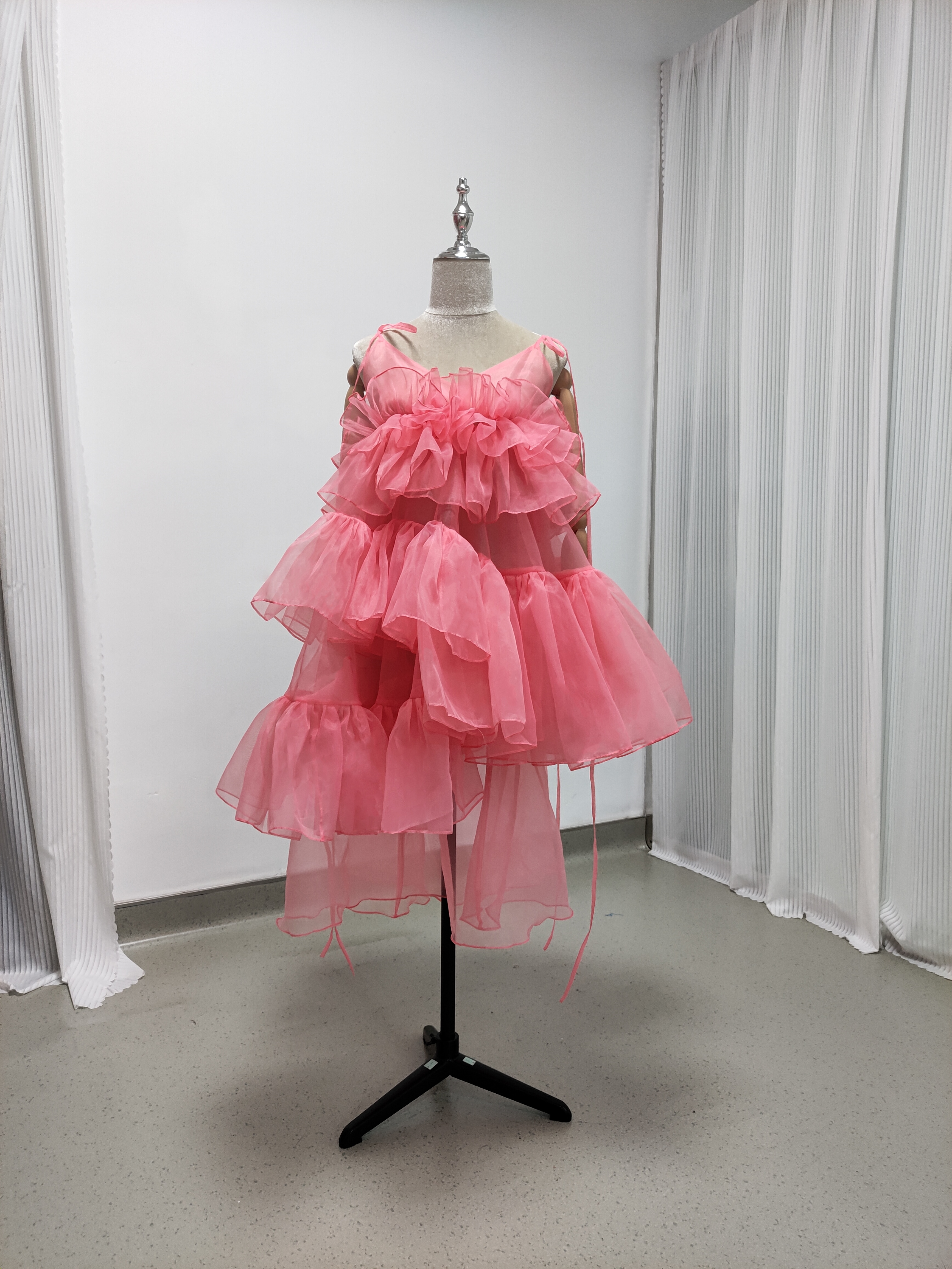 キャミソール ビビッドピンク ラッフルフリル 上質オーガンジー ひざ丈ワンピース 可愛い 前撮り