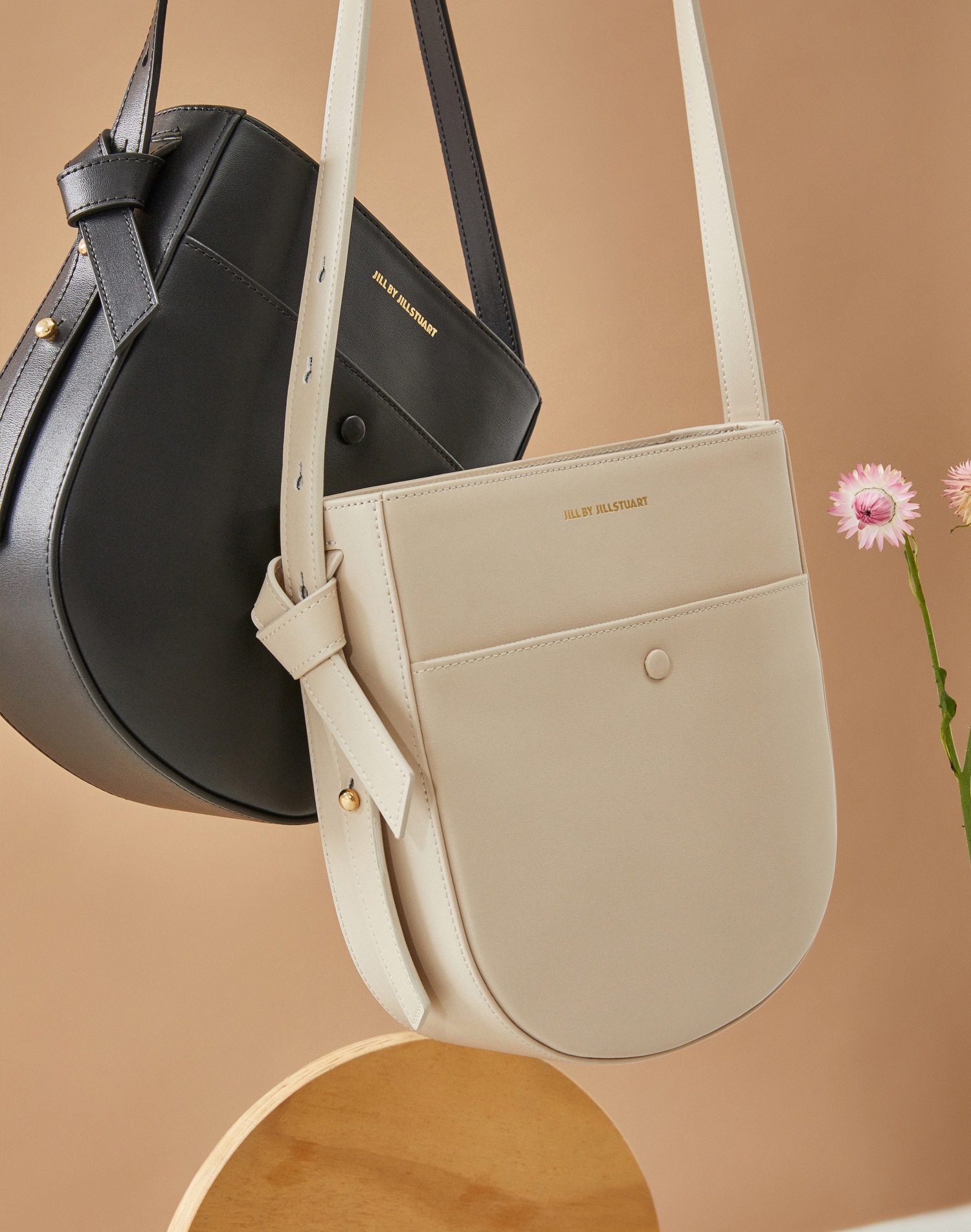 [jill by jillstuart] Black Logo Print Leather Half-moon Cross Bag ブラックロゴプリント レザー 半月 クロスバッグ JLBA1F5