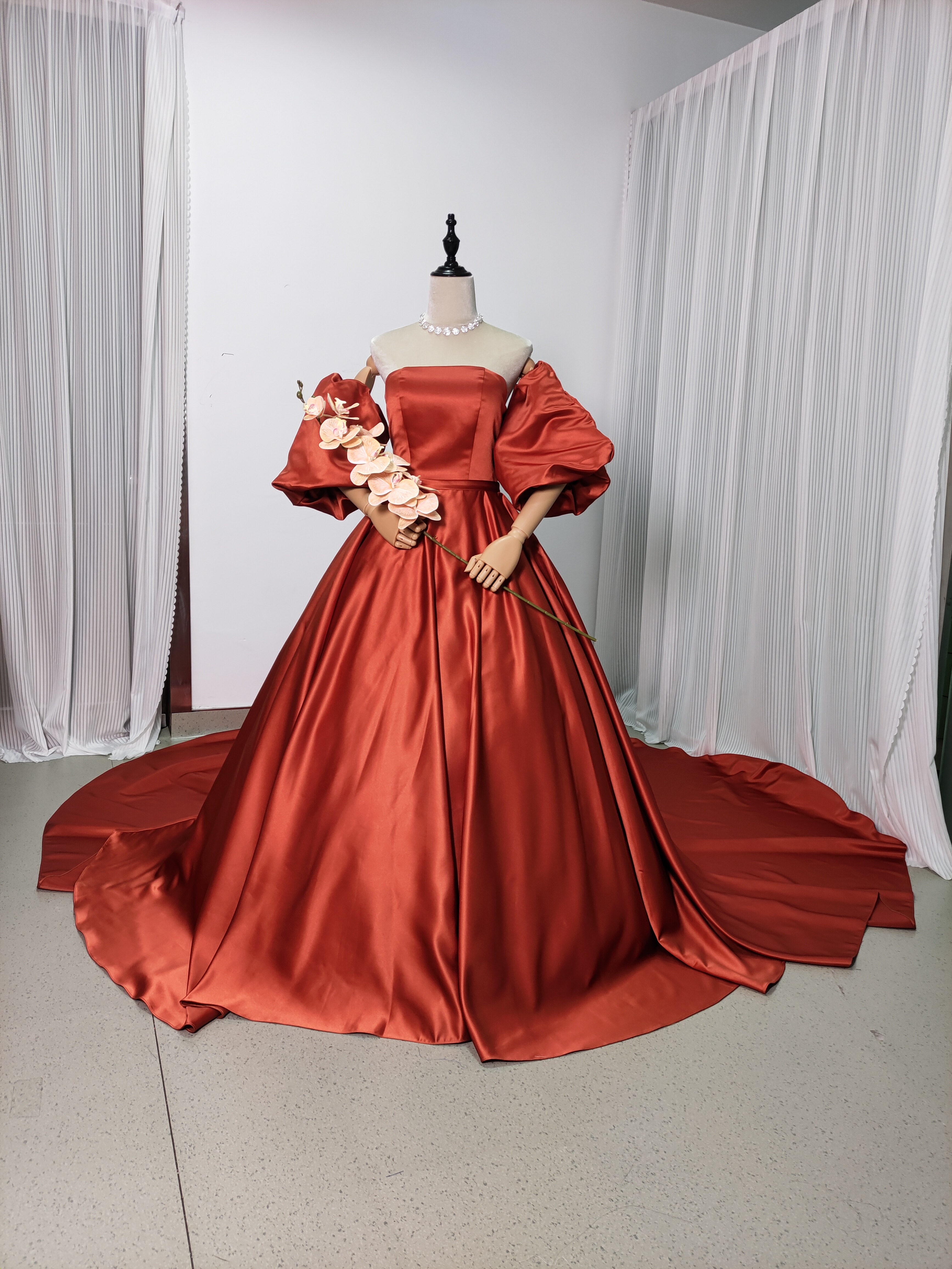 テラコッタ色 カラードレス 光沢感 ビスチェ パフスリーブ 結婚式 前撮り Aライン ロングトレーン