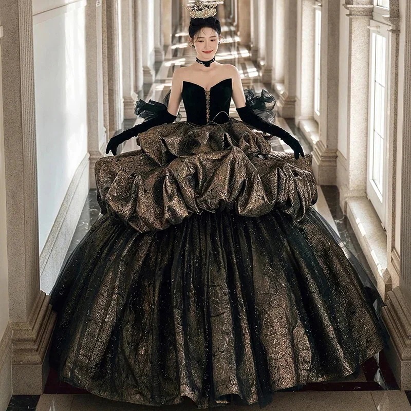 写真スタジオのテーマ黒のブケーキスカートトレーリングウェディングドレス屋内カッ写真撮影写真写真セレモニー服