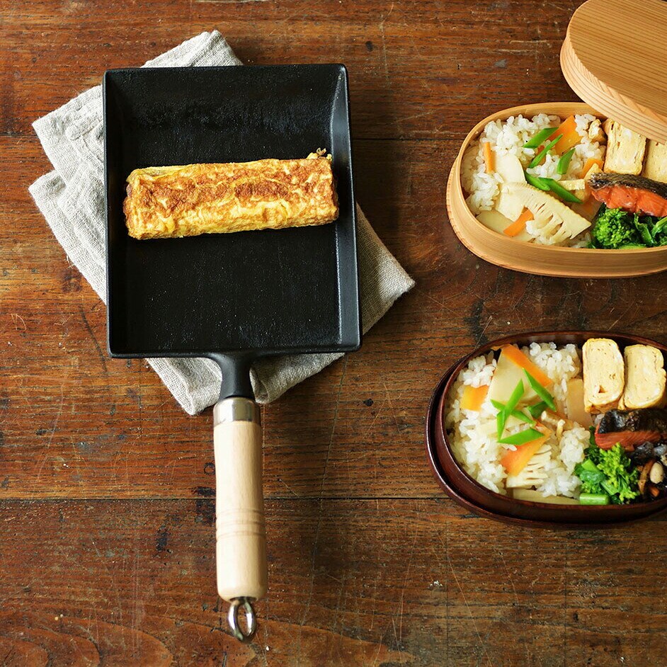 【メーカー正規品】岩鋳 南部鉄器 玉子焼(木柄付) /日本製 国産品 鋳物 鉄製品 目玉焼き器 卵焼き フライパン IH対応 直火 電磁調理器 鉄分補給 健康 家庭 ふっくら 玉子焼き 木製ハンドル