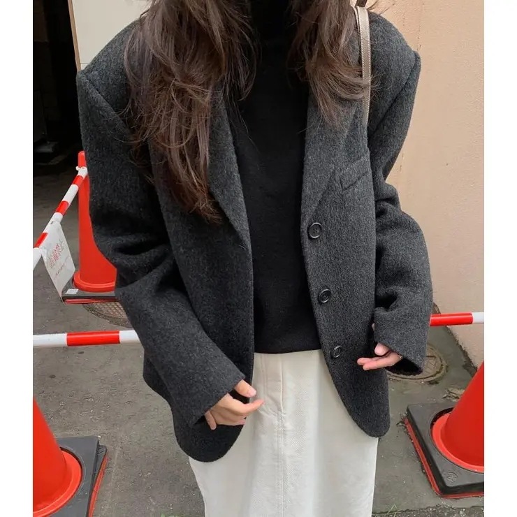 アンパディールシルエットのブレザー