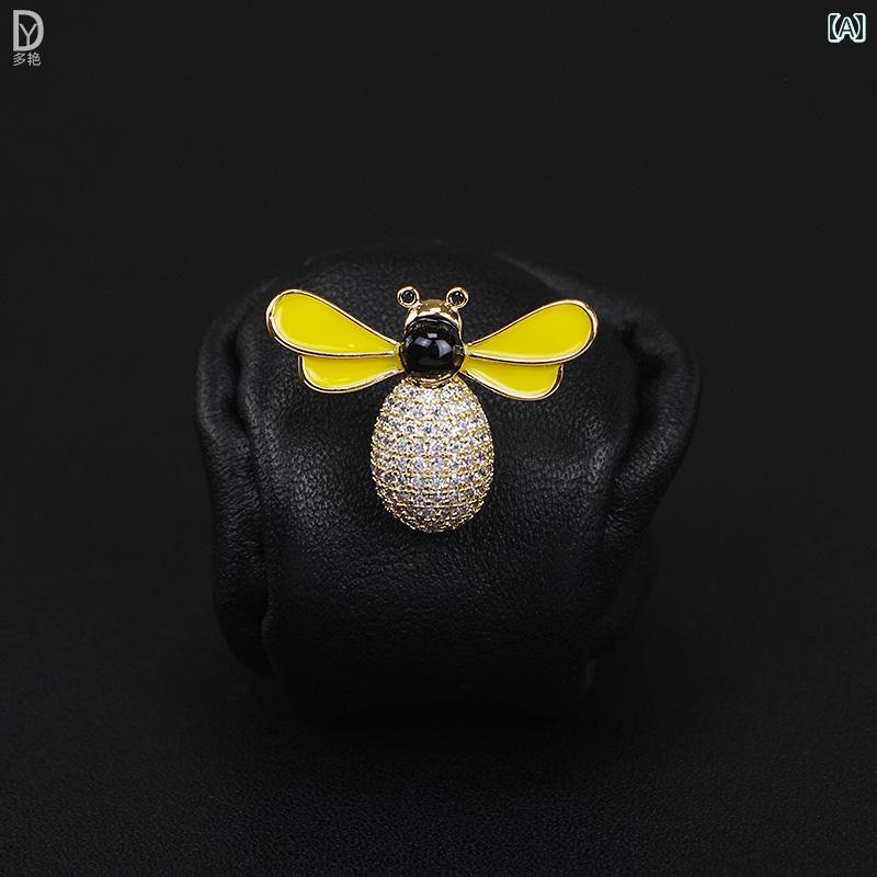 ブローチ おしゃれ 入学式 新 かわいい 蜂 ブローチ シャツ 小さい 襟ピン ボタン ジルコン 色 釉 コサージュ セーター スーツ 襟 ボタン 女性