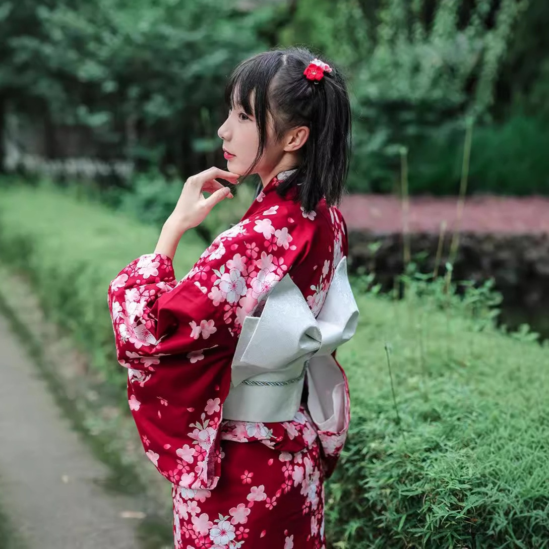 着物 浴衣 赤い桜柄 着物セット 女性用 伝統的なデザイン 美しい桜の花が印象的 優雅で華やかな和のスタイル 夏の祭りや花火大会にぴったり 高級感ある仕立てで快適に着こなせる一着