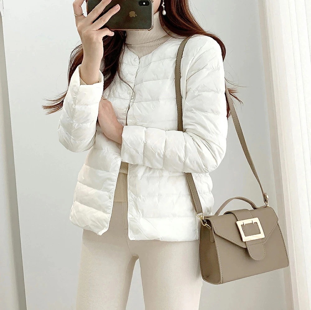ポーチ付ラウンドネックダウンジャケットp431209 レディース 【jk】ジャケット アウター 長袖 単色 無地 シンプル ベーシック ラウンドネック ダウン 秋 冬 ポーチ付き 白 ホワイト カジ