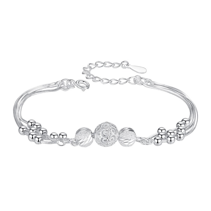 トレンドを取り入れたシルバーブレスレットでファッションを楽しむ