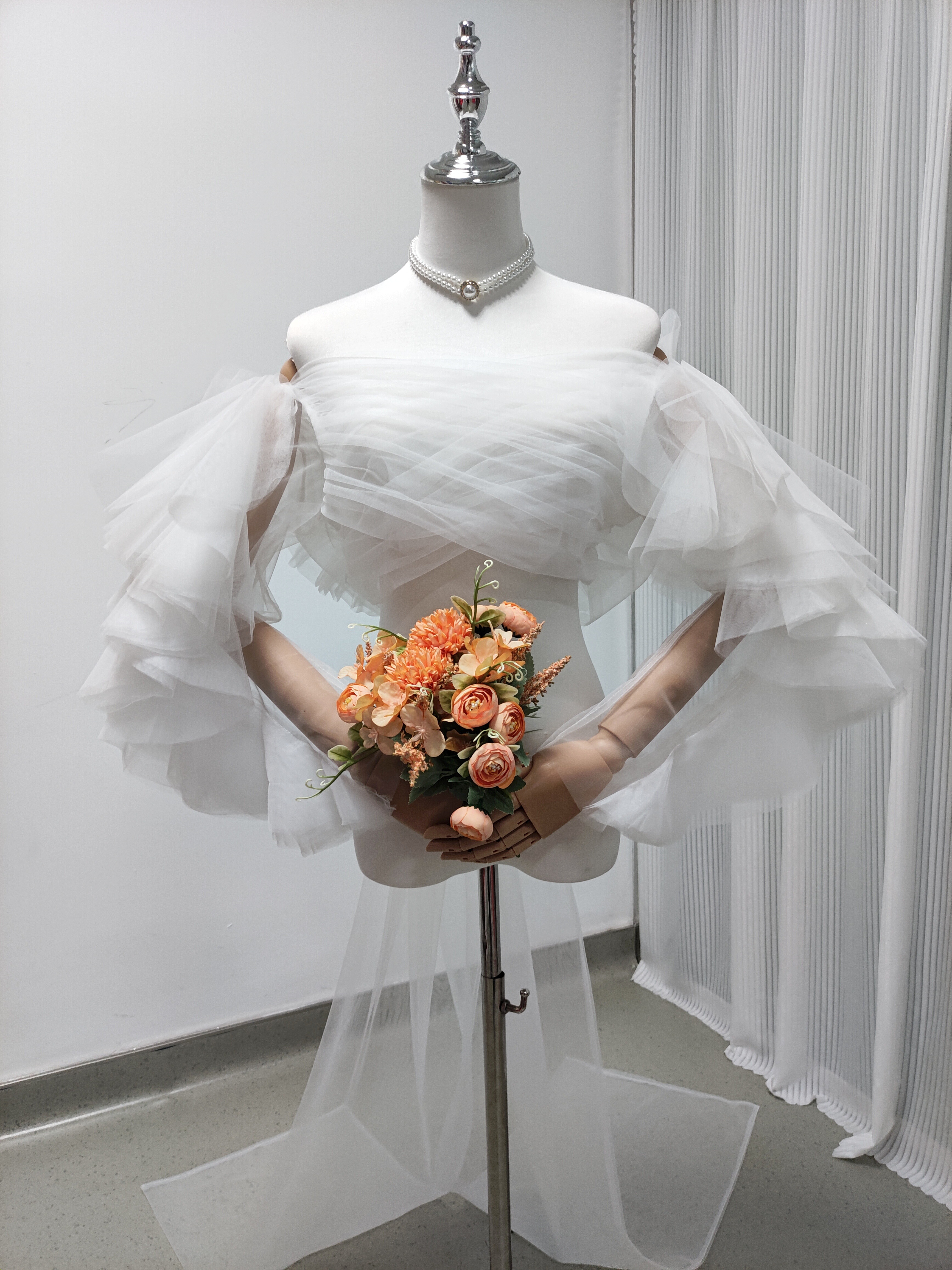 フェミニンなフレームレースの袖トップス　ウエディングドレスベール　ソフトチュールボレロ