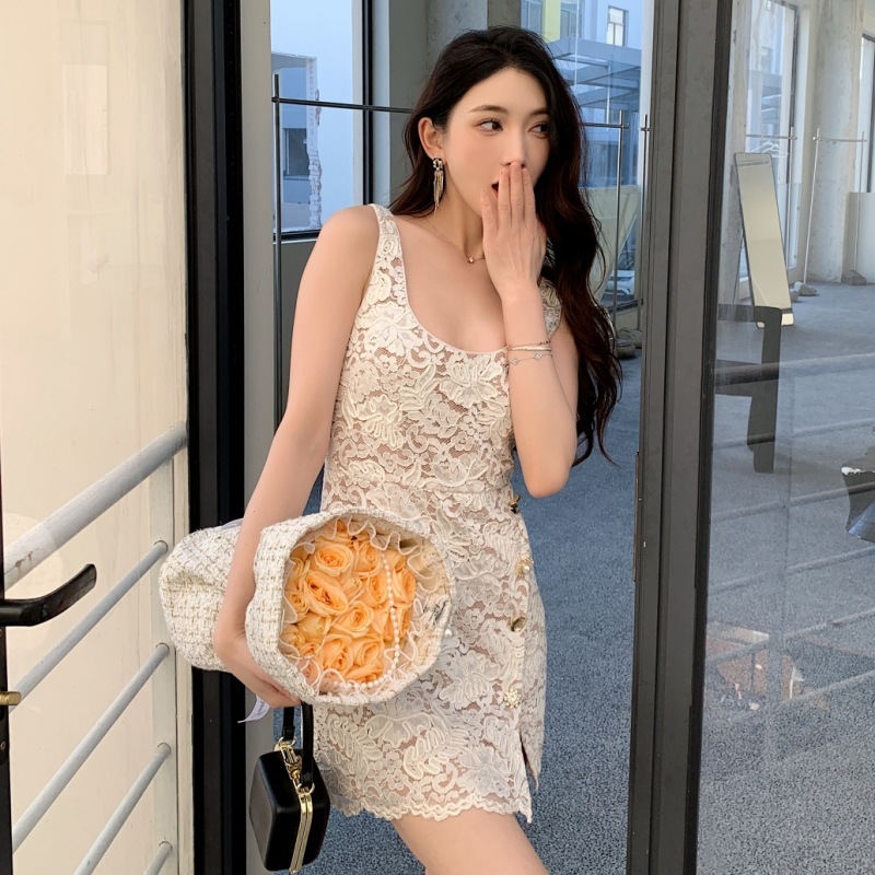 2025早春新しい女性の服セクシーな純粋でクリーム色のレースの袖なしのベストドレスベースと内側の層