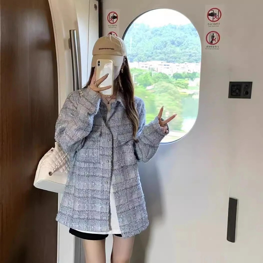 （細工が凝っている）穏やかなスタイルの青い格子縞のシャツ女性のための小さな香りのよいコート2025春と秋のハイエンドデザインルーズシックトップ