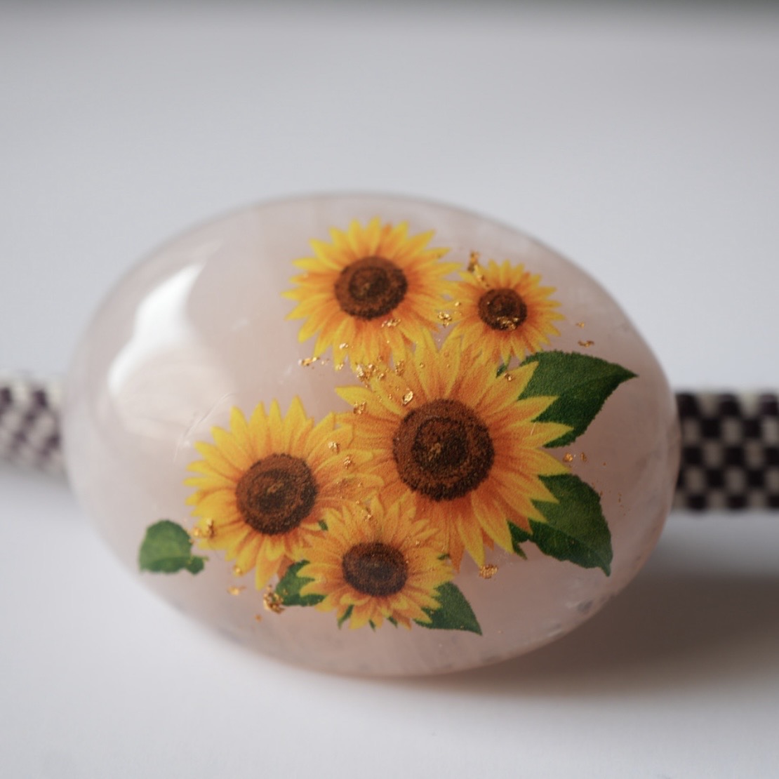天然石ローズクォーツとひまわりの帯留め（金沢箔24K入り） ブローチ ポニーフック　夏祭り　夏　浴衣　成人式 卒業式