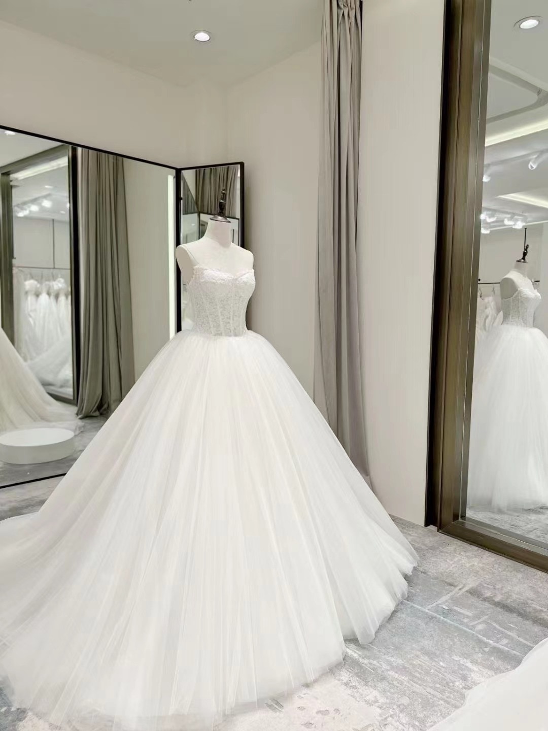 ウェディングドレス ベアトップ 美しい花レース フレアスカート 結婚式/披露宴