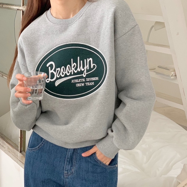 韓国ファッション 羊起毛 ブルックリン パッチ クロップ マンツーマンTシャツ