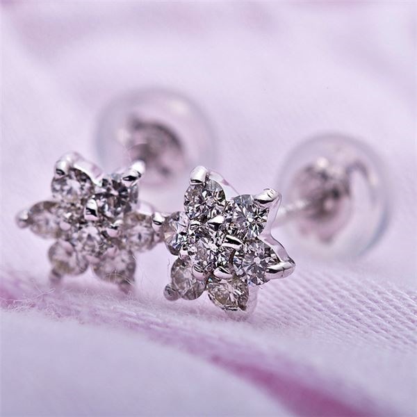 ダイヤモンド ピアス 0.3ct K18 ホワイトゴールド 0.3カラット 花 フラワーモチーフ ピアス 鑑別カード付き