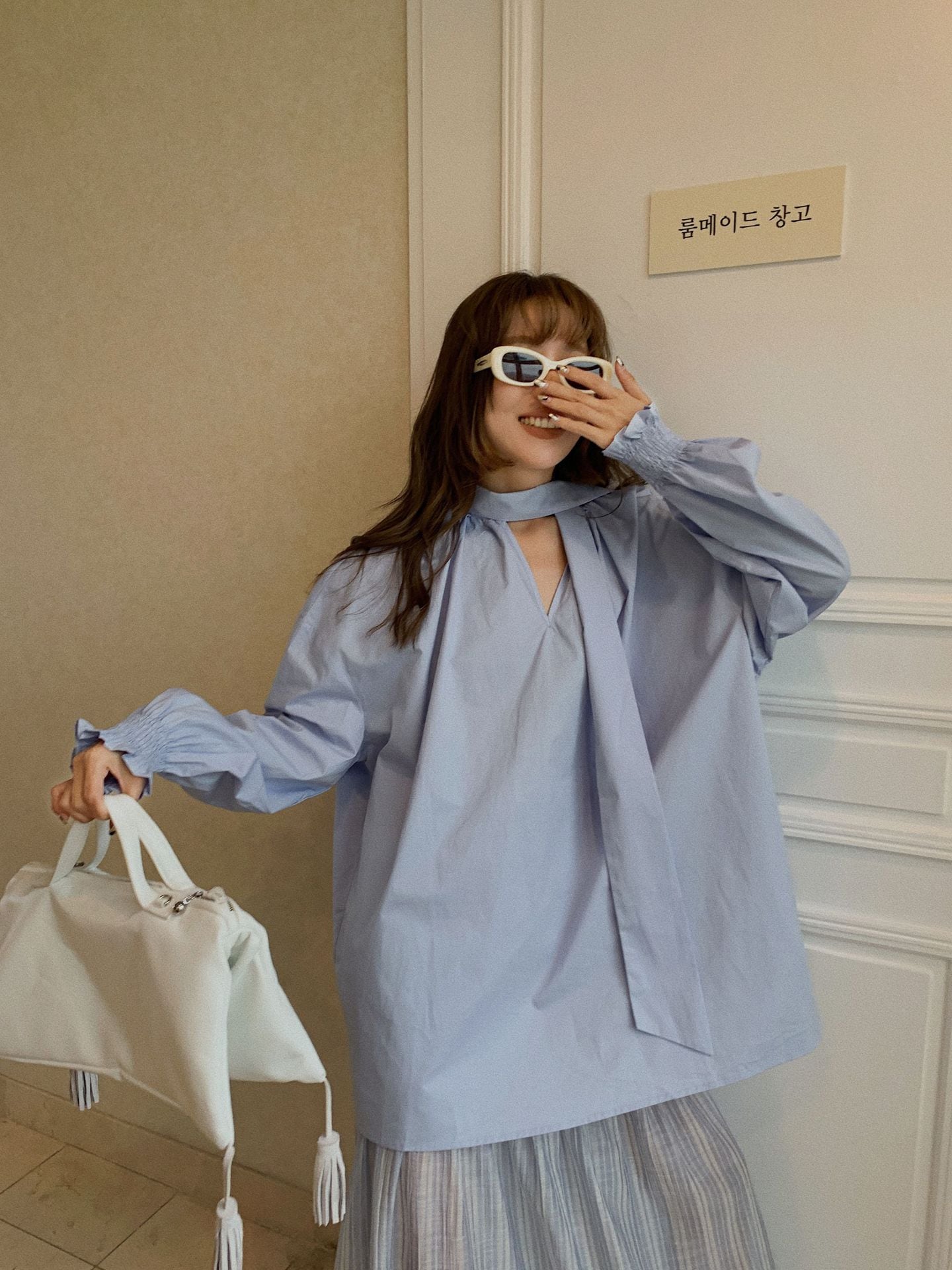 デザインVネック蝶ネクタイの長袖白シャツ女性春先韓国緩いブラウス