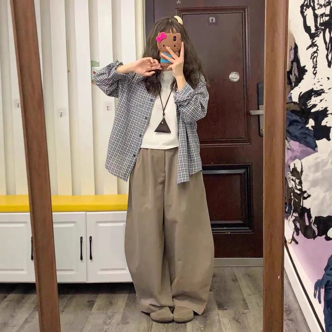 春夏の女性にぴったりなカジュアルな長袖ジャケットの上に重ね着したブルーのチェックシャツ 4,075円