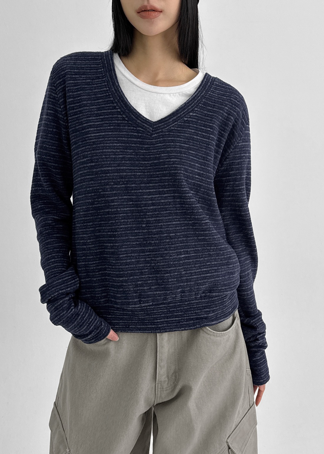 シンボルVネックストライプボタン長袖Tシャツ