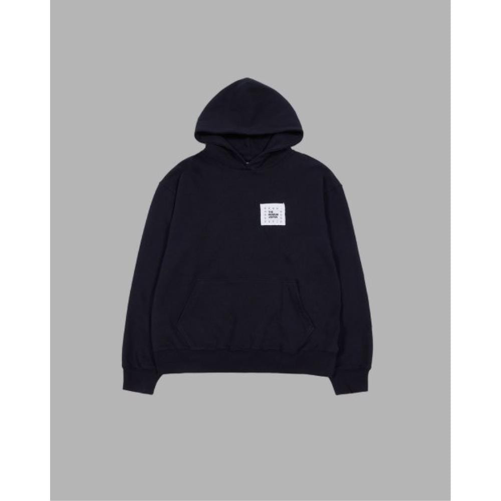 THE MUSEUM VISITOR CUBIC LOGO STITCHED ESSENTIAL HOODY B