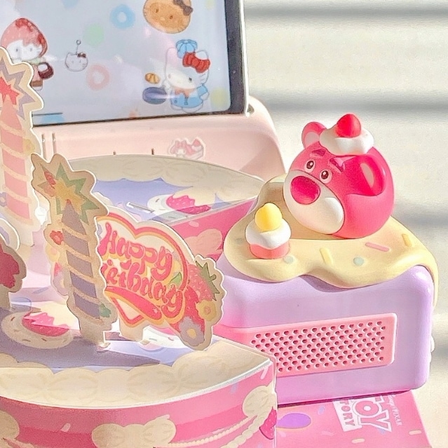 イチゴとクマのケーキ音響親友の誕生日プレゼント姉妹と女の子の子供のプレゼント