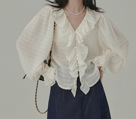 フェミニン ゴージャス ボリュームスリーブ トップス シャツ ブラウス 白シャツ 白トップス 袖あり 長袖 ボリューム袖 萌袖 Vネック レース ギャザー 前開き 透け感 シースルー ボタン 薄手