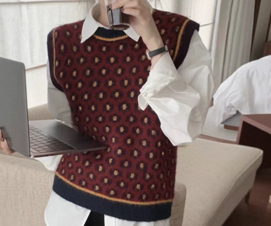 ニット レディース トップス ベスト ショート 袖なし ノースリーブ ラウンドネック 襟なし ストレート 伸縮性 薄手 かわいい 大人可愛い シンプル カジュアル おしゃれ こなれ感 ラフ ルーズ