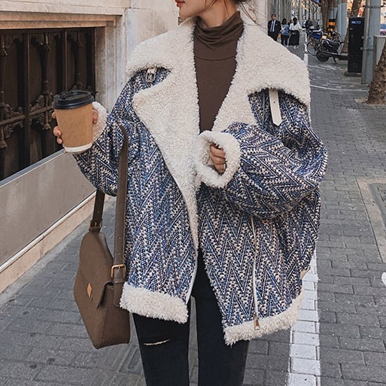 ボアブルゾン レディース ジャケット ライダース風 幾何学模様 ボア 裏地 ムスタンジャケット ポケット バイカラー ベルト アウター フェイクファー もこもこ ミディアム丈 ボア lout0112