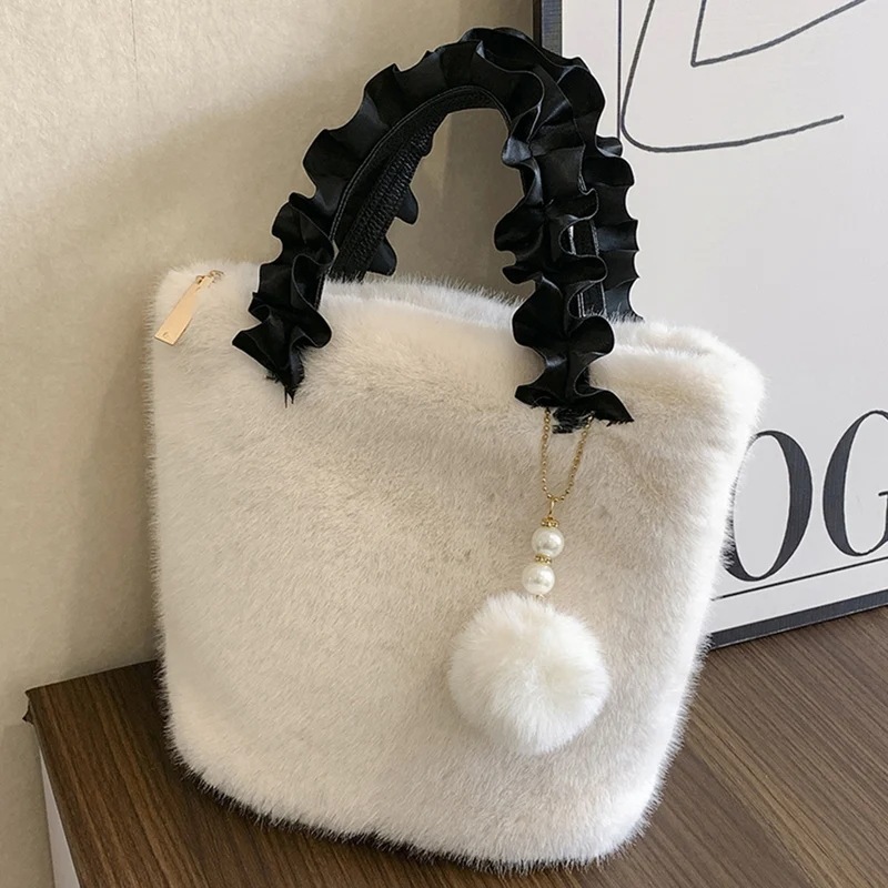 女性のフェイクファーの豪華なショルダーバッグ ふわふわのハンドバッグ プリーツ付きショッピングバッグ トップハンドル 秋冬 White 28x22x13cm