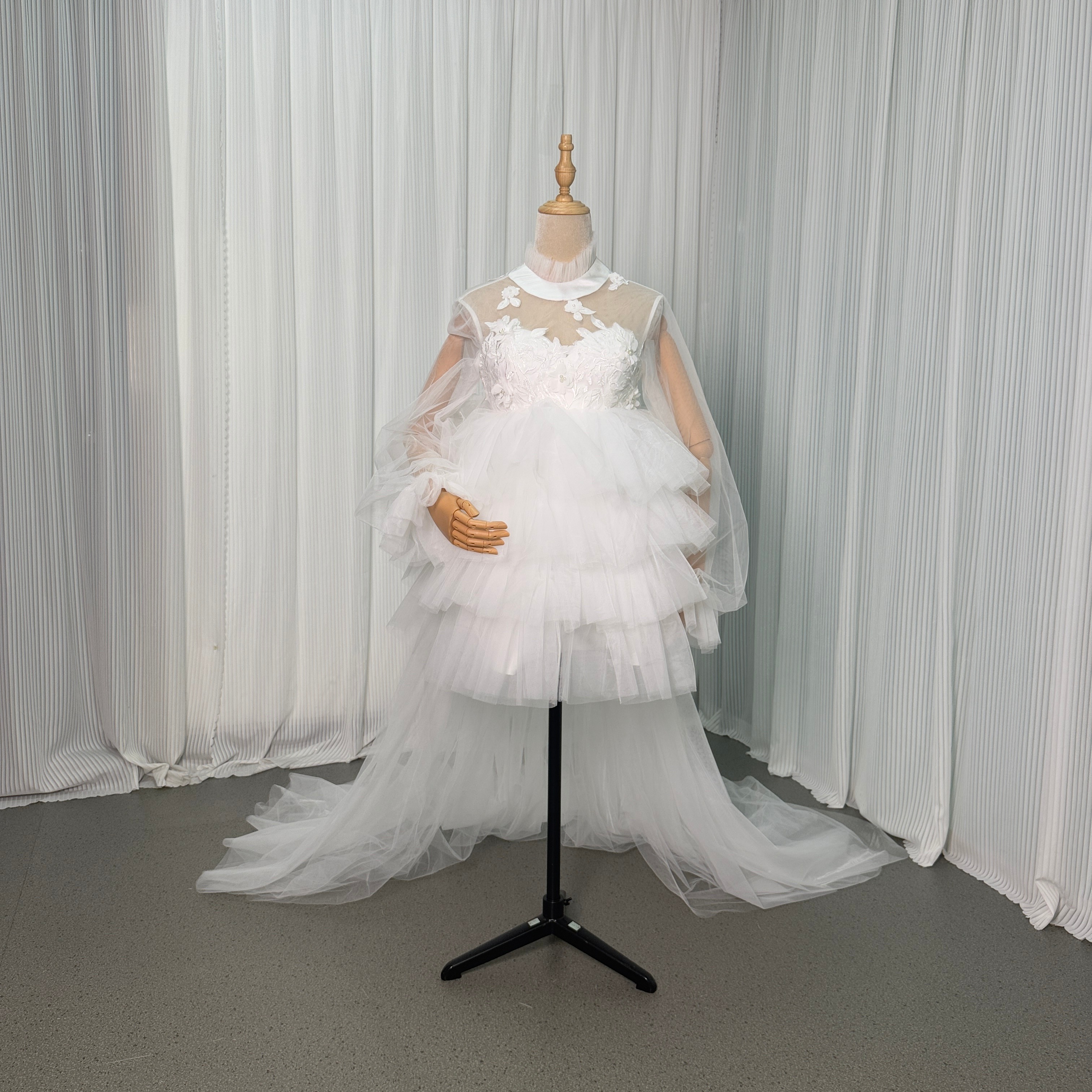 ウエディングドレス オフホワイト リーフ刺繍 ミニドレス ロングスリーブ 短トレーン 結婚式