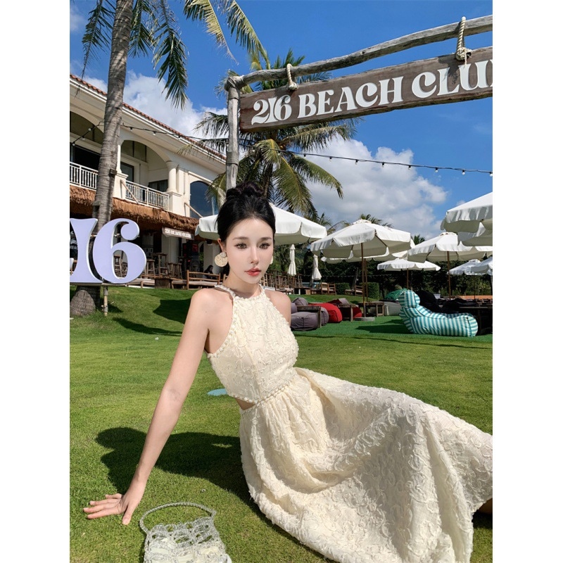 フランスの首掛けストラップワンピース2023新型女性夏の高級感気質が痩せて腰を出して膝の長いスカートを越えた