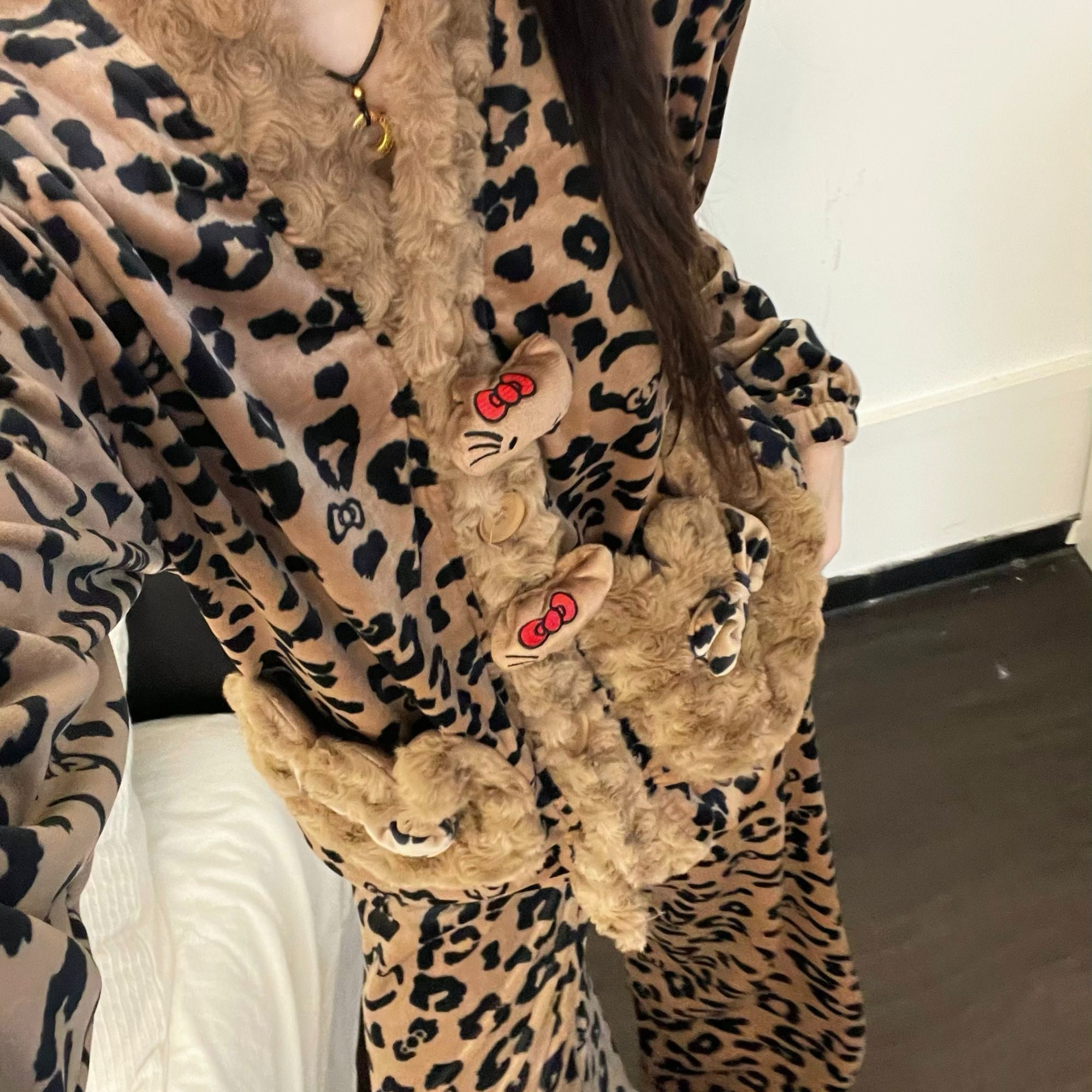 韓国 キティ パジャマ ロングパジャマ パジャマ ルームウェア サンリオです ハローキティ 可愛いです 厚手ルームウェア レオパード キティ パジャマ もこもこ