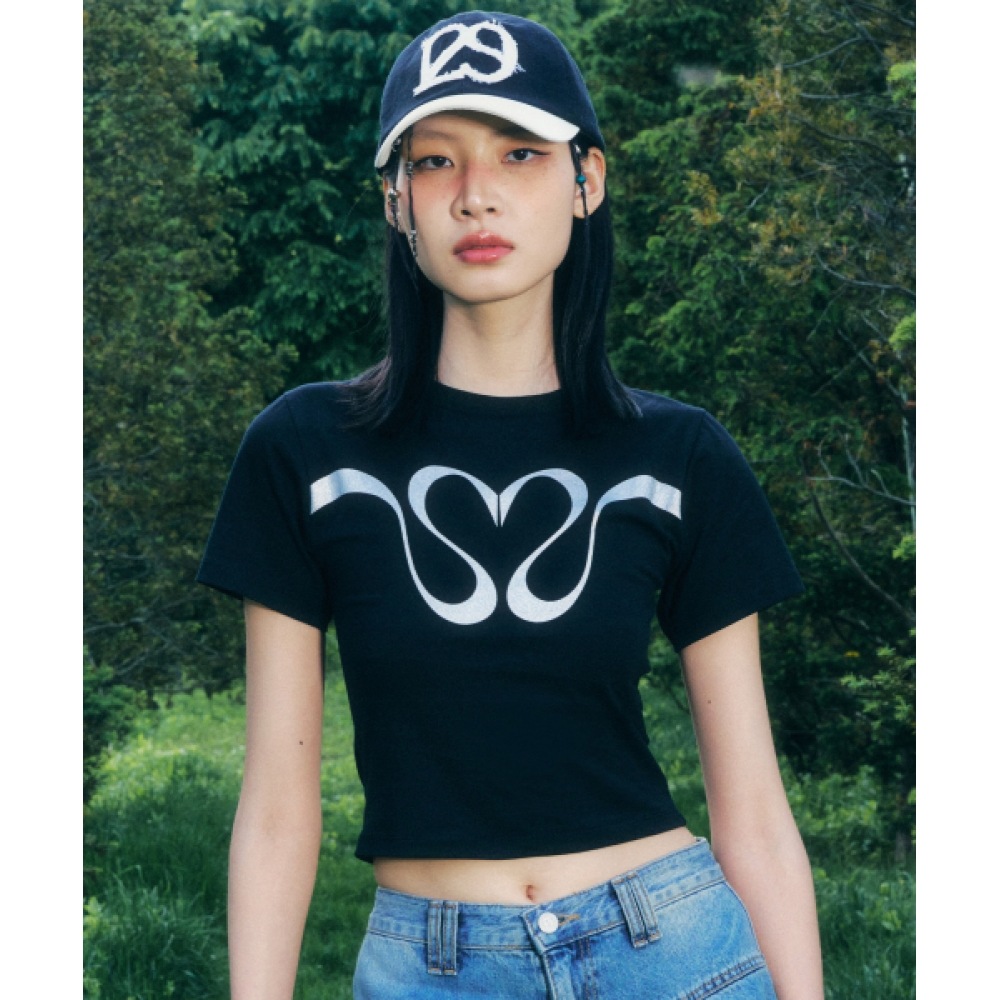 ILLIGO シグネチャーハートフィットクロップ T シャツブラック