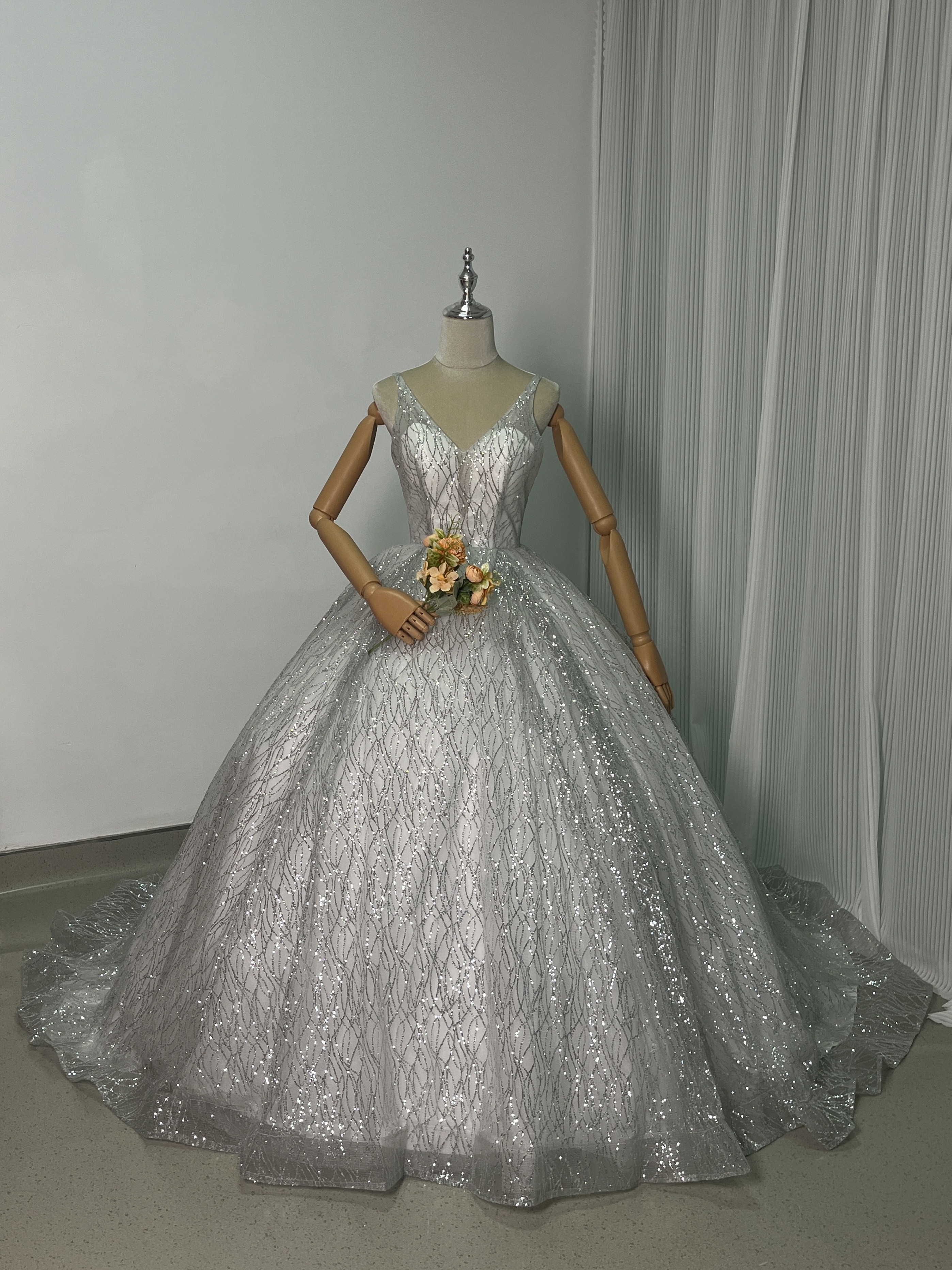 豪華！ウエディングドレス シルバー キラキラグリッターチュール プリンセスライン 結婚式/披露宴