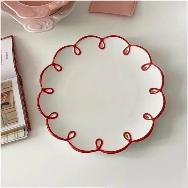 大人気！ レトロラインプレートフリルディッシュプレート赤レッド可愛いかわいい花柄お皿食器 コップ 食器 外 コート メガ割 パジャマ STRAYKIDS nct wish RIIZE twice 防弾
