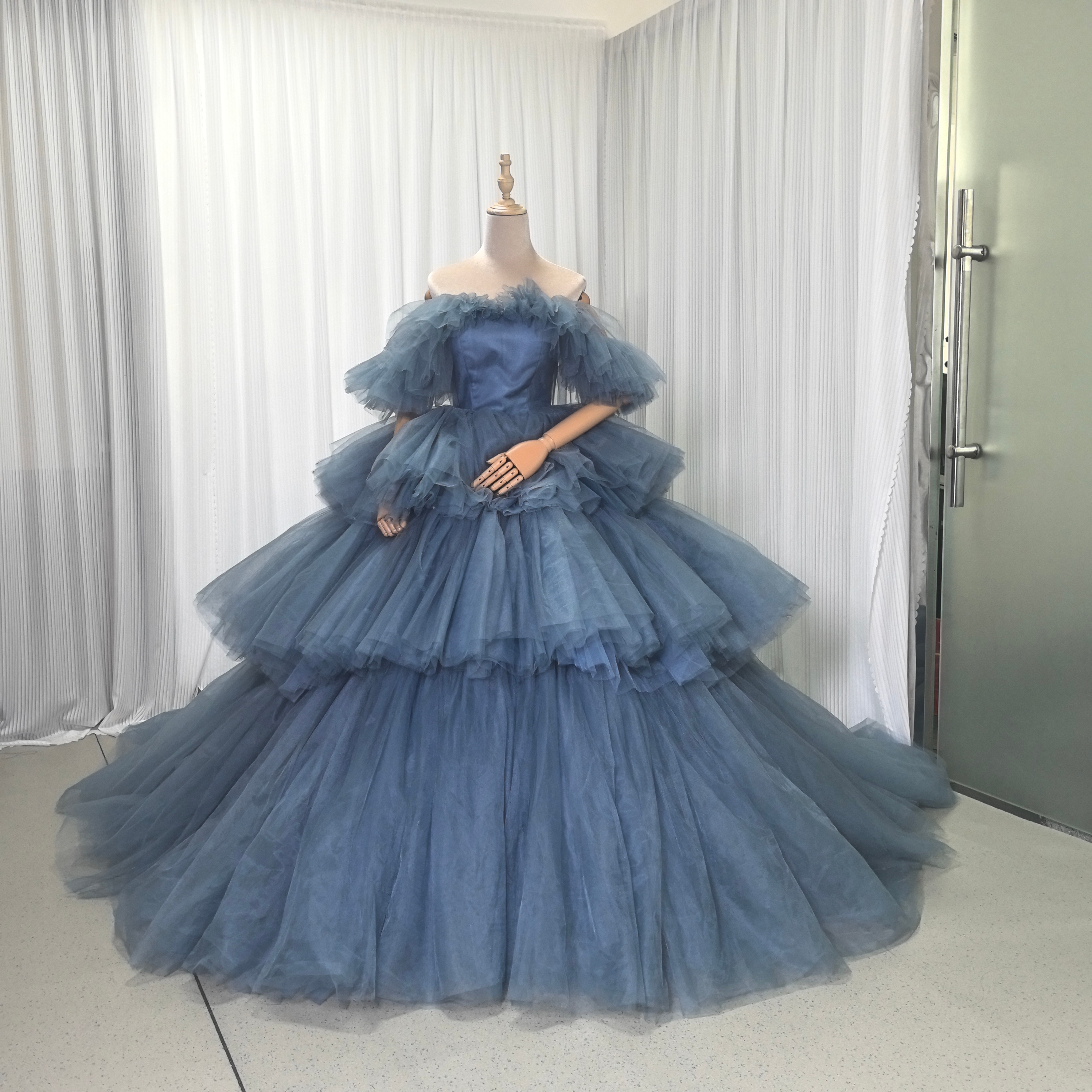 カラードレス ブルーグレー 編み上げ オフショルダー 柔らかく重ねたチュールスカート 華やかなトレーン ティアードのドレス 花嫁