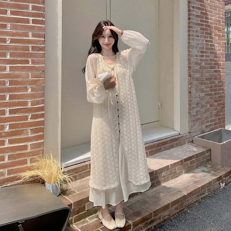 フランスのくり抜きドレスのオーバーレイニットスモック2024秋の気質優しい怠惰な休日スタイルのツーピーススーツ