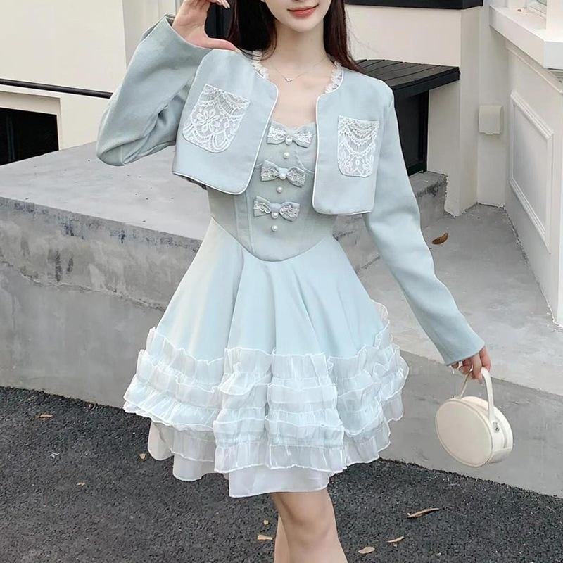 春と秋にぴったりな長袖ジャケットと蝶ネクタイ付きサスペンダードレスを含むエレガントで洗練されたレディースのツーピースセットです 5,362円