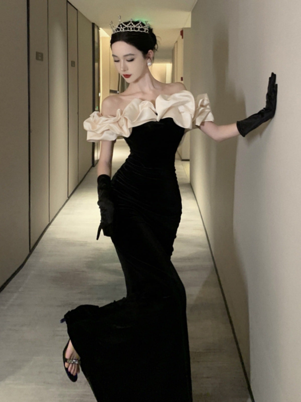 女性用ブラックベルベットドレスハイエンドウェディングイブニングドレスクールスタイルワンショルダー耳縁ストラップレステールドレス