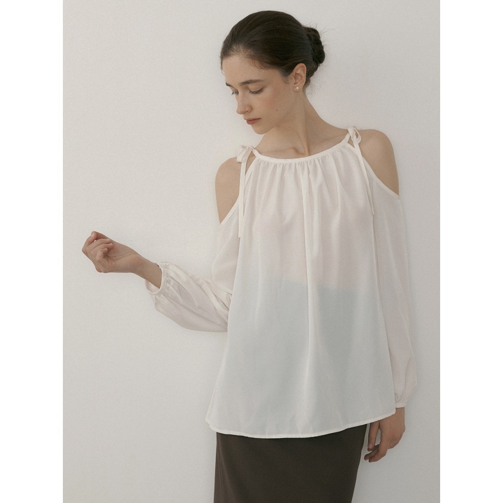 レボルグモアカットアウトシャーリングリボンブラウスアイボリー